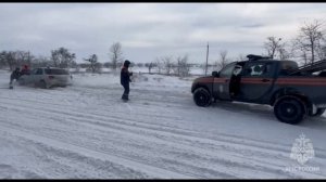 На трассе Евпатория-Черноморское МЧСники вытаскивают машины из снега