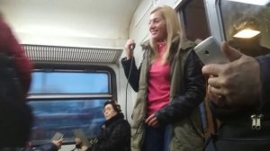 Девушка спела в электричке