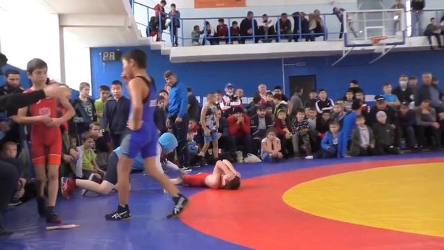 Друзья всегда помогут красиво уйти с ковра! смотреть онлайн