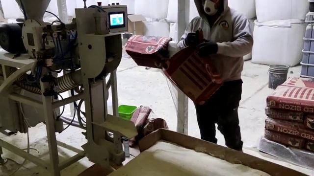 Фасовка сухих смесей ФАС КМ2 на небольшом производстве перетарки.