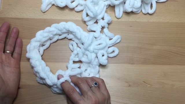 Видео вязание/теплая шапка без спиц и крючка