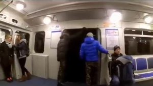 Хулиганы открыли двери вагона на "Лесной" во время движения поезда