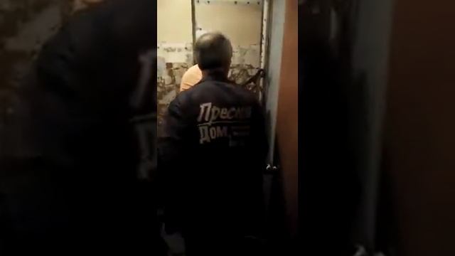 Ремонт совмещенного санузла - демонтаж полотенцесушителя смотреть онлайн