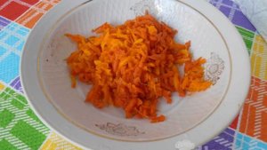 Слоеный салат Правительственный с яблоками