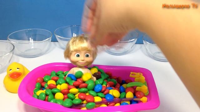 Кукла Маша купается в ванной с цветными конфетами и учит цвета смотреть онлайн