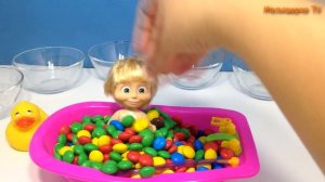 Кукла Маша купается в ванной с цветными конфетами и учит цвета
