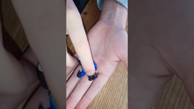 Богдан показывает новую пластилиновую фигурку ворона из игры 'Бравл Старс'. смотреть онлайн