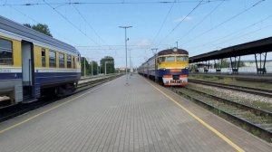 Поезда и электрички на вечерней станции Рига во время строительства Rail Baltica