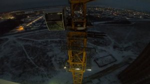 Крановщик. Вид со стороны. Работа на высоте
