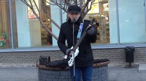 Уличный музыкант исполняет гимн Нижнего Новгорода