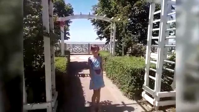 Песенка «Мир похож на цветной луг» звучит в исполнении Вероники Радзевелюк смотреть онлайн