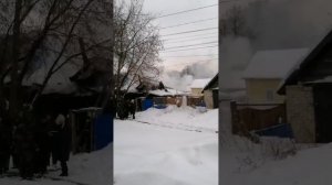 Дом горит на улице Гужевая в Нижнем Новгороде 2