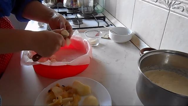 Как приготовить нежнейшую воздушную грушевую шарлотку смотреть онлайн