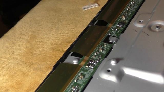 Вертикальные полосы вместо изображения на телевизоре SAMSUNG UE55KS8000U