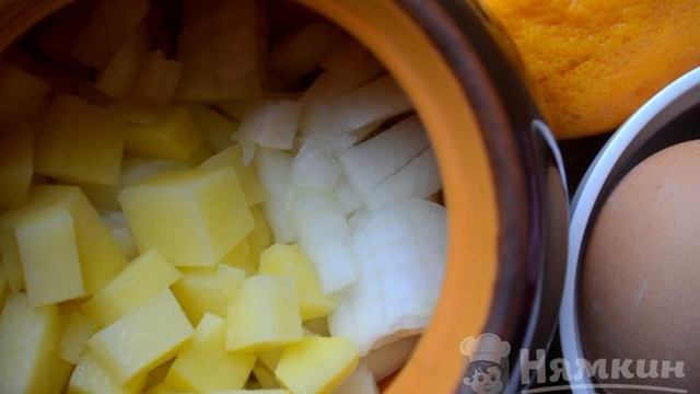 Куриная печень с тыквой и овощами в горшочках