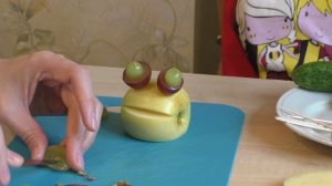 Лягушка из яблока, винограда и огурца. Как сделать поделки из овощей и фруктов.