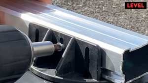 Монтаж алюминиевых лаг на регулируемые опоры Level