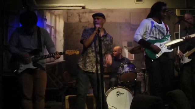 Miss Nihon ミス日本 Cornered Men live in Tokyo