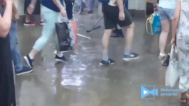 Образовалось подтопление в вестибюле станции метро «Павелецкая» в Москве после ливня 7.07.2022 года смотреть онлайн