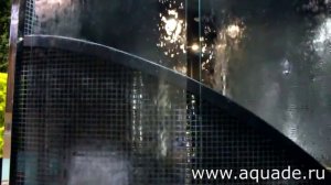 Водопады по стеклу в сочетании с зелеными стенами