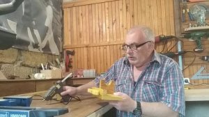 Подставка для клеевого пистолета.