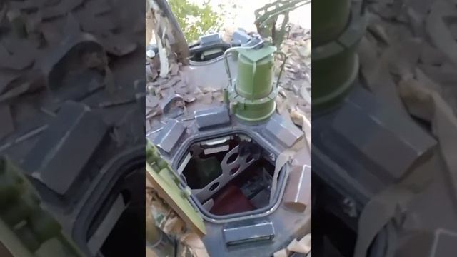Русские солдаты осмотрели брошенный французский колёсный танк и пришли в удивление....