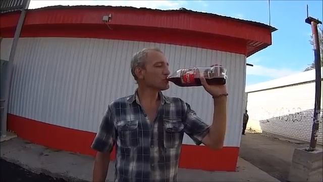 На что готов мужик ради 300 руб \ Выпил 1,5 литра колы за 3 мин смотреть онлайн