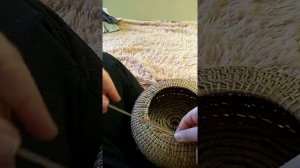 Плетение из хвои, иголок сосны. Завершение плетения узлом "соты"