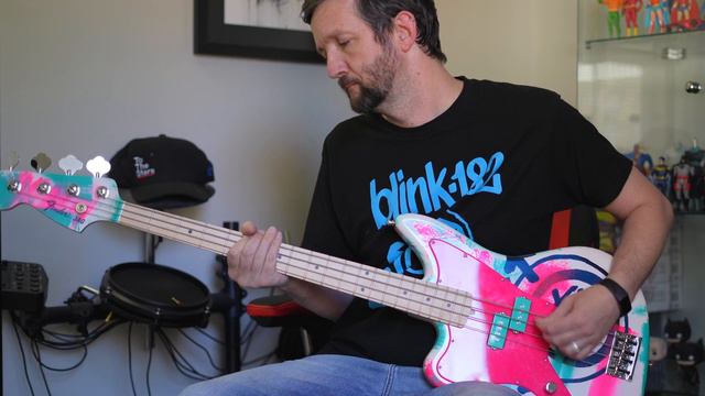 blink-182 "She's Out of Her Mind" - Bass Cover смотреть онлайн