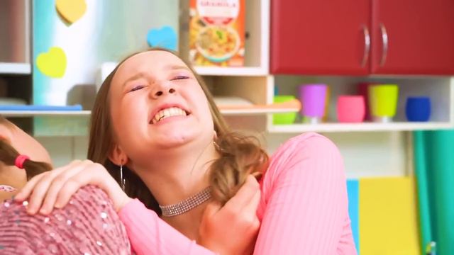 Я Попала в Новую Семью || Бедная Девушка Переехала к Богатой Подруге смотреть онлайн