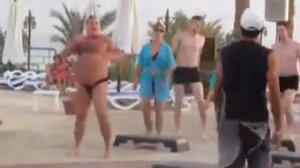 Мужик показал как надо танцевать!