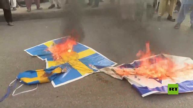حرق الأعلام الأمريكية والإسرائيلية والسويدية في مسيرة مؤيدة للفلسطينيين في كراتشي