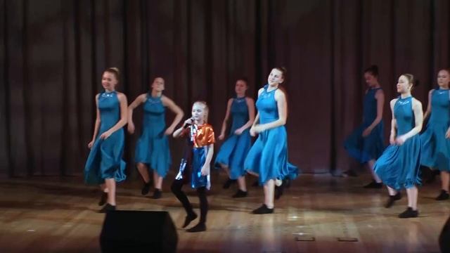 На ладошках неба пляшут облака.Слова и музыка Ксении Ситник исполняет Алексеева Лера Студия Форс смотреть онлайн