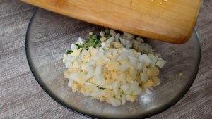 Салатик из шпротиков к Новому Году, просто,быстро, вкусно!