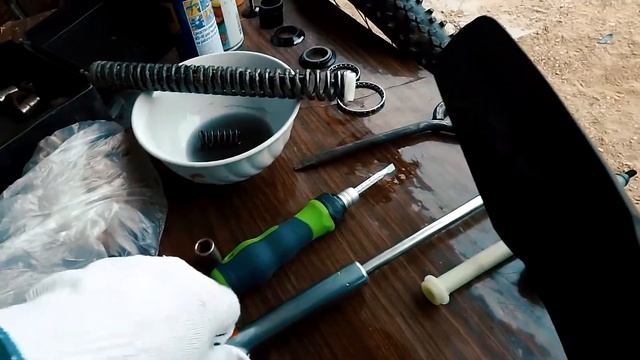 Переборка вилки велосипеда Rock Machine перед началом сезона