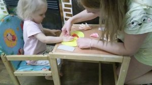Малыш делает цыплёнка к Пасхе  ( творчество для детей )