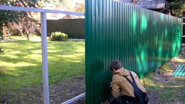 Почему забор на даче нужно ставить лицевой стороной к соседям