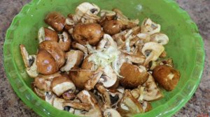 Шампиньоны с чесночным соусом