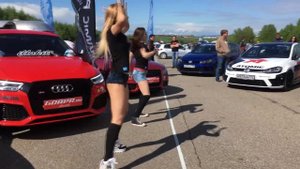 Девчонки танцуют на автофестивале
