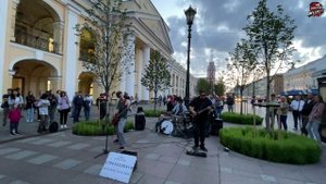 «Будь как дома, путник»: парни поют жутковатую историю о лесничем
