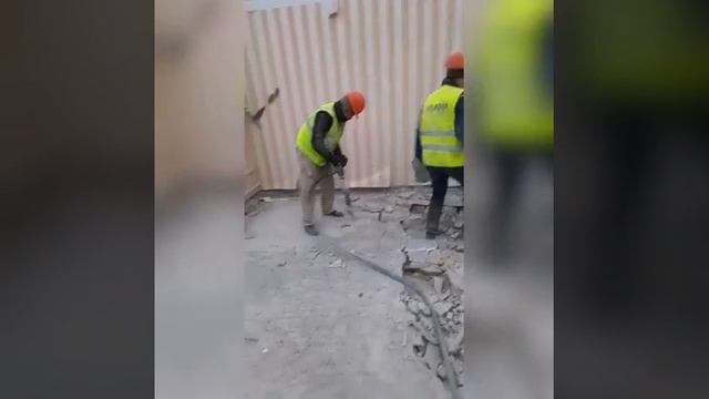 Работа компрессора с отбойным молотком