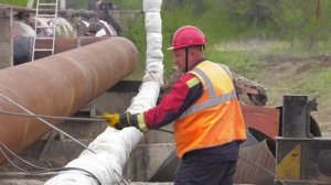 Специалисты ТЭЦ монтируют временный трубопровод, чтобы обеспечить город горячей водой