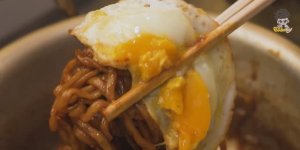 Корейская уличная еда. Яичница с черной лапшой.