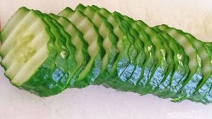 Бутерброды с красной рыбой и огурцом