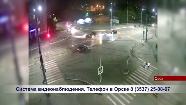 Ночью в центре Орске столкнулись два автомобиля смотреть онлайн
