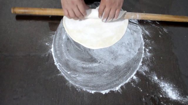 БЕШБАРМАК с соусом и картошкой. Мясное блюдо национальной кухни.