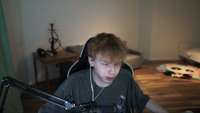 Строго хочет Поцеловать Гаечку смотреть онлайн