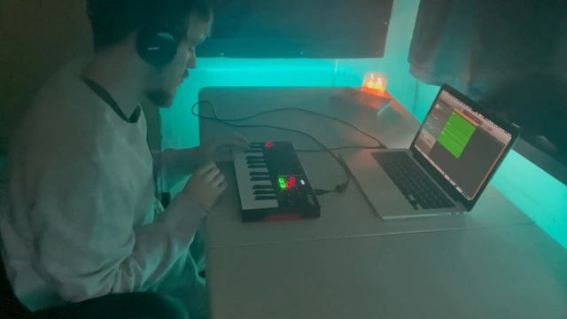 Live Looping with AKAI MPK Mini Play (GarageBand) смотреть онлайн