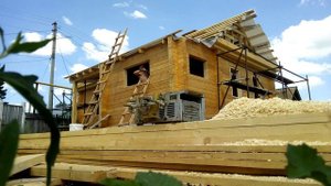 Оконные проёмы в доме из профилированного бруса гребёнка