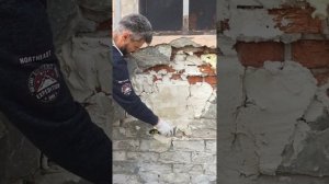 Заделка трещин на известковой штукатарке.